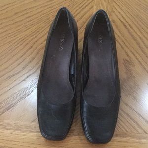 Women’s Aerosoles black wedges - size 7M